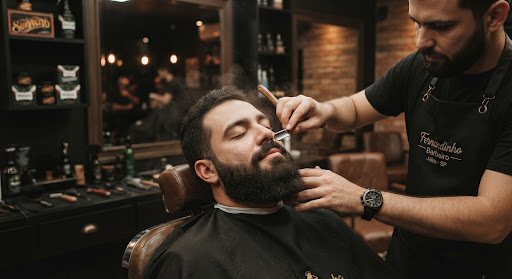 Barboterapia com toalha quente e desenho de barba