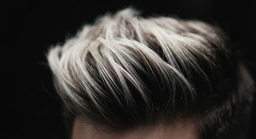 Luzes masculinas e cabelo platinado estilizado